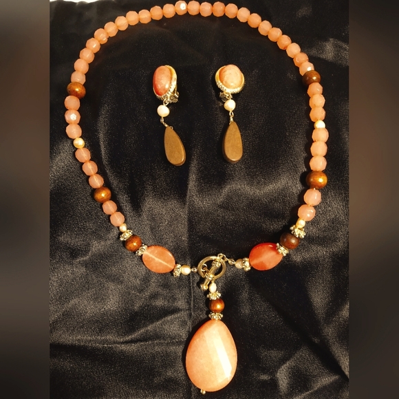 PEACH/WOOD/FAUX PEARL/GOLDTONE BEADED NECKLACE & CLIP EARRING SET - Picture 1 of 6